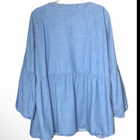 Lane Bryant Chambray popover Jean peplum top
V-neck Size 26/28 - Picture 4 of 7